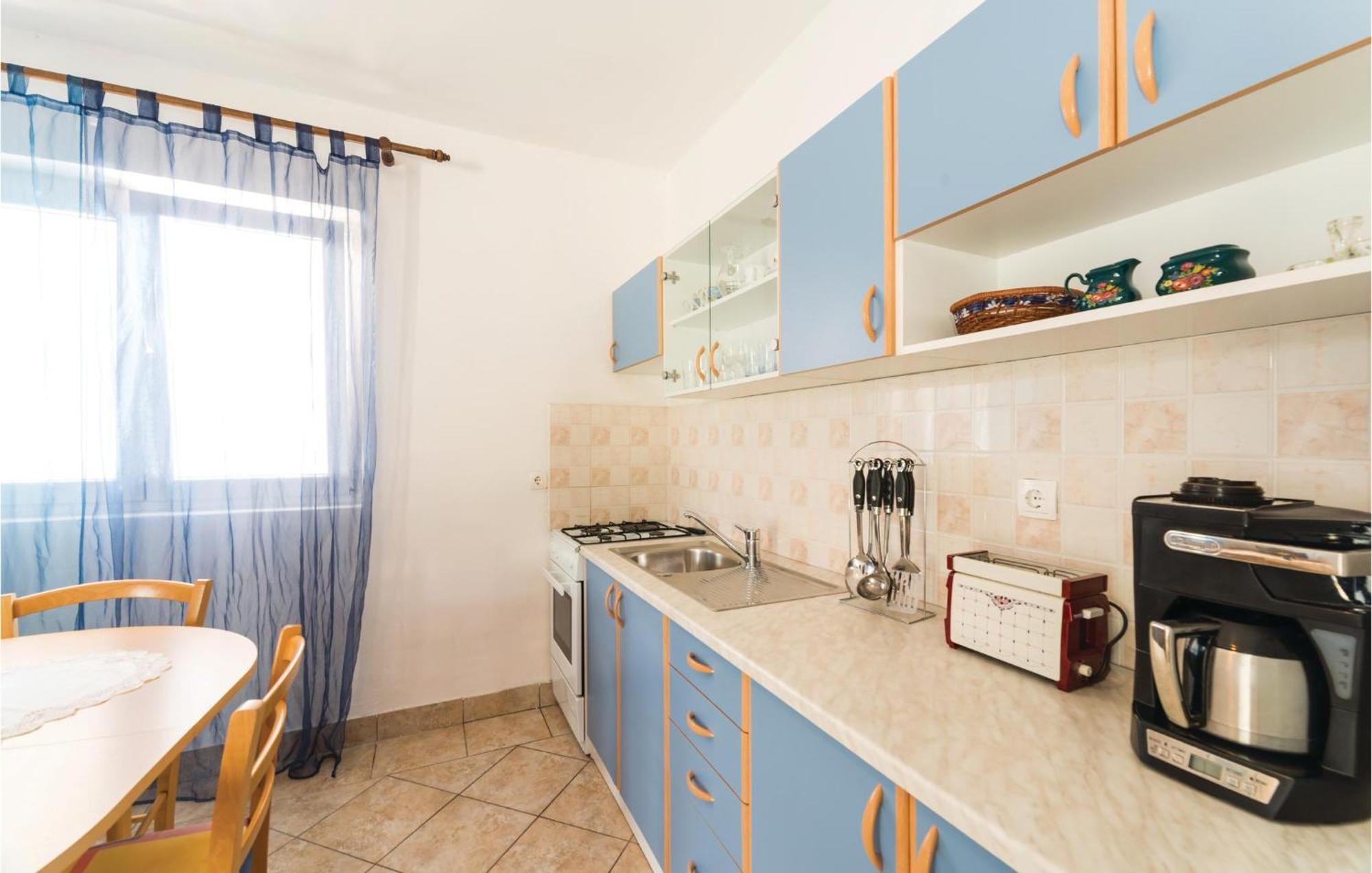 2 Bedroom Lovely Apartment In Kustići エクステリア 写真